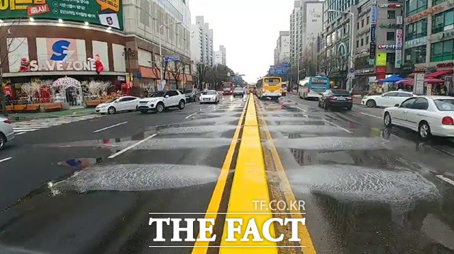 고양시가 출원한 기술은 유출 지하수를 도로 노면에 분사해 열섬현상을 완화하고 미세먼지를 저감하는 ‘쿨링&클린로드’와 폐비닐을 재활용한 저면관수 빗물 저금통 등이 있다./고양시 제공