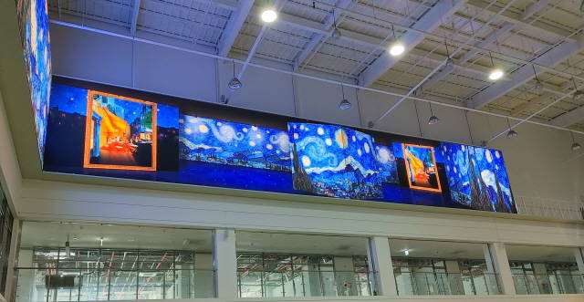 LG전자가 강원도 속초에 위치한 복합쇼핑몰 속초 센텀마크에 LG LED 사이니지를 활용해 대형 LED 전광판을 설치했다. 사진은 대형 LED 전광판이 설치돼 있는 쇼핑몰 모습. /LG전자 제공