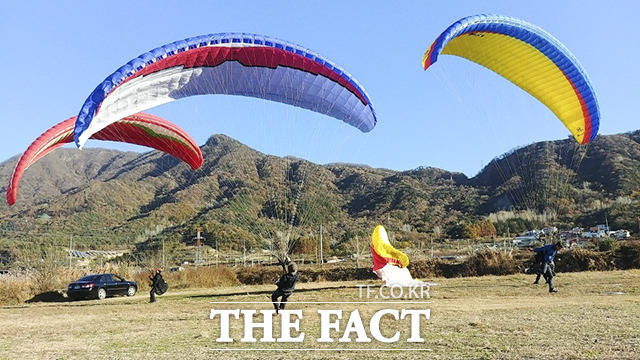 5일 오후 6시 24분께 경주시 율동 백두산 인근에서 패러글라이더를 타던 20대 남성 A씨가 하강 중 주변 나무에 부딪히면서 추락해 어깨 부상을 입었다. 사진은 본 기사내용과 관련없음./더팩트DB