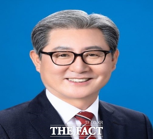 여기자 성추행 혐의를 받고 있는 오태완 의령군수가 불구속 기소의견으로 6일 검찰에 송치됐다./의령군 제공