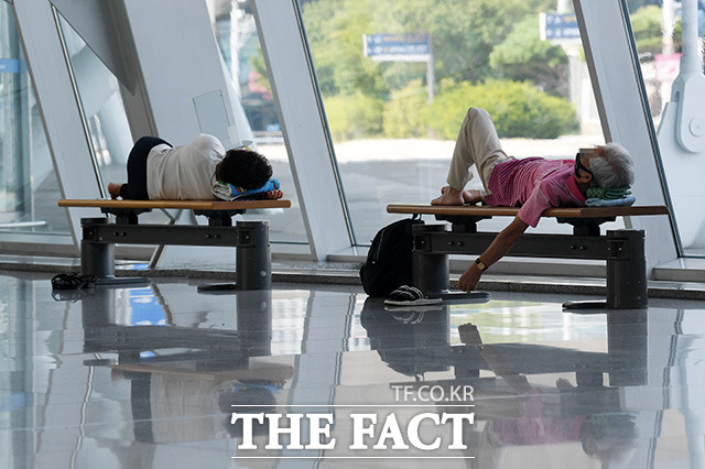 전국 대부분 지역에 폭염특보가 발효된 상태로 한낮 기온이 35도 내외로 오르는 등 무더위가 이어지는 27일 오후 인천국제공항 제1터미널을 찾은 어르신들이 더위를 피하고 있다./남용희 기자