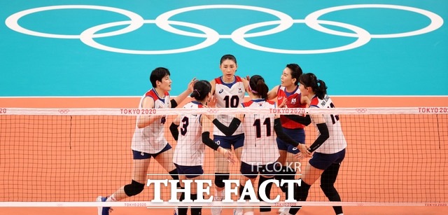 6일 오후 일본 도쿄 아리아케 아레나에서 열린 도쿄올림픽 여자배구 4강전 대한민국과 브라질의 경기에서 김연경이 동료들과 파이팅하고 있다. /뉴시스