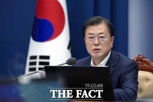 6일 발표된 한국갤럽 여론조사 결과 문재인 대통령의 직무수행 긍정 평가는 41%로 올해 최고치를 기록했다. 부정 평가는 51%였다. 문 대통령이 지난 5일 오후 청와대에서 열린 K-글로벌 백신 허브화 비전 및 전략 보고대회에서 발언하는 모습. /청와대 제공