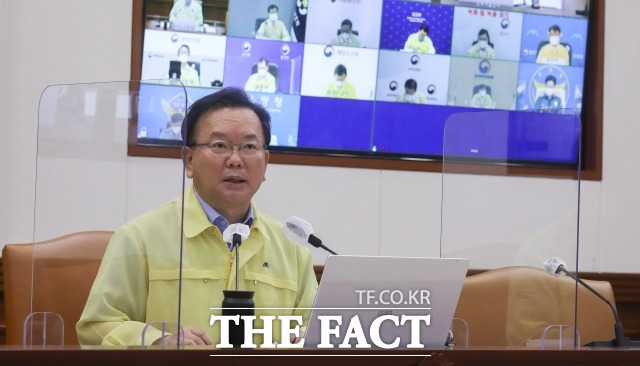 정부가 현행 사회적 거리두기 단계를 2주 더 연장하기로 했다. 지난 7월 30일 서울 종로구 정부서울청사에서 열린 국가테러대책위원회에서 모두발언하는 김 총리. /임영무 기자