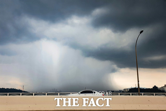 지난달 20일 오후 서울 마포구 가양대교에서 바라본 한강 일대가 검은 소나기 구름으로 뒤덮여있다. /임세준 기자