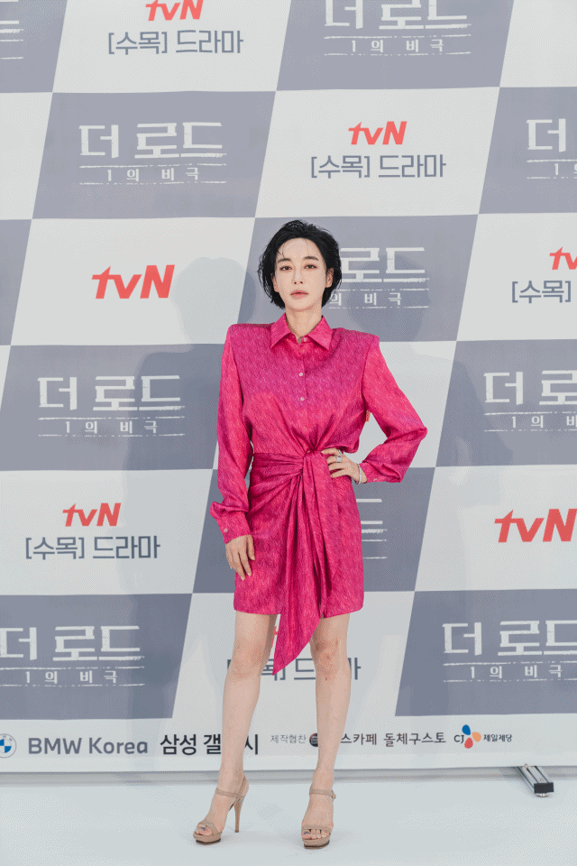 tvN 새 드라마 더 로드 제작발표회에 참석한 배우 김혜은이 화려한 스타일로 윤세아와는 상반된 매력을 뽐냈습니다. /tvN 제공
