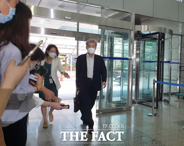 고승범 금융위원장 후보자가 6일 오전 서울 중구 예금보험공사에 마련된 인사청문회 준비 임시 사무실로 출근하고 있다. /정소양 기자