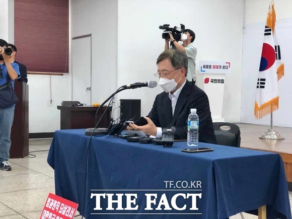 대구를 방문한 국민의힘 대선 경선후보 최재형 전 감사원장에 대해 솔직해도 너무 솔직한 것 아니냐는 우려와 더 좋은 것 아니냐는 판단이 엇갈리고 있다. 스마트폰의 메모를 보면서 대구시 현안 사업인 대구경북 통합신공항 지원에 대해 발표하고 있다 / 대구 = 박성원 기자