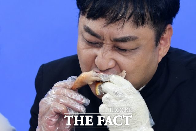 말복 맞이 특별 라이브 방송에는 개그맨 김수용이 게스트로 참여, 3종의 제품을 직접 맛보며 소비자들에게 맛과 특징을 소개했다. /남용희 기자