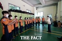  문 대통령 만난 소방관 '덕분에 25년 복무 중 가장 좋은 환경에서 행복하게 일해요'