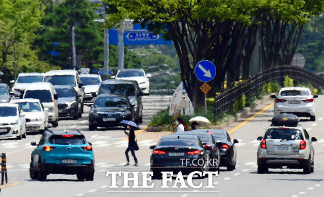 가을로 접어드는 절기상 입추인 7일 전국에 폭염특보가 내려진 가운데 경기도 수원시청 앞 도로에는 오전부터 아지랑이가 피어오르고 있다. /수원=임영무 기자