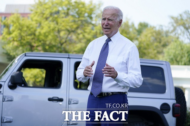 조 바이든 대통령은 지난 5일(현지시간) 백악관 사우스론에서 오는 2030년까지 미국에서 판매되는 신차 가운데 전기차 비중을 최대 50%까지 확대하고, 전기차 충전 관련 인프라를 확대하는 내용의 행정명령에 서명했다. /AP.뉴시스