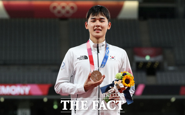 전웅태가 7일 오후 일본 조후 도쿄 스타디움에서 열린 2020 도쿄 올림픽 남자 근대5종 시상식에서 동메달을 목에 걸고 포즈를 취하고 있다./조후=뉴시스
