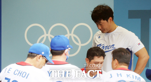 오승환(오른쪽)이 7일 일본 요코하마 스타디움에서 열린 2020 도쿄 올림픽 야구 동메달 결정전 도미니카공화국과 대한민국의 경기에서 10-6으로 패하며 4위를 차지한 뒤 아쉬움에 고개를 떨구고 있다./요코하마=뉴시스