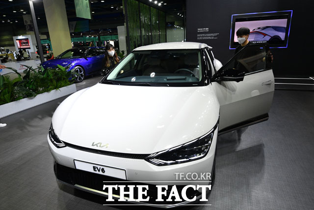 기아는 연내 브랜드 최초 전용 전기차 EV6의 글로벌 출시를 기점으로 오는 2026년까지 전용 전기차 7종을 차례로 출시한다는 계획이다. /남윤호 기자