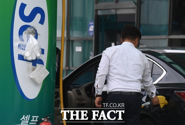 8월 첫째주 주유소 휘발유 평균 판매가격은 전주보다 4.1원 오른 리터당 1645.1원이다. /더팩트 DB