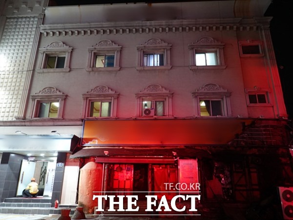 6일 오후 8시 45분께 대구시 남구 이천로 한 모텔에서 화재가 발생해 투숙객 등 12명이 대피했고 불은 10여 분만에 진화됐다./대구소방안전본부 제공