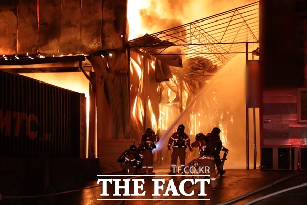 8일 대구소방안전본부에 따르면 전날 오후 10시 37분께 대구시 달서구에 위치한 헌옷 수출업체 공장서 불이 발생해 11시간 여만에 완진됐다. 현재 잔불 정리 중이다./대구소방안전본부 제공