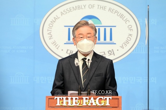 더불어민주당 대선 예비후보인 이재명 경기도 지사가 8일 오늘부터 일체의 네거티브적 언급조차 하지 않겠다고 선언했다. 지난 3일 국회 소통관에서 부동산 정책을 발표하는 이 지사. /이선화 기자