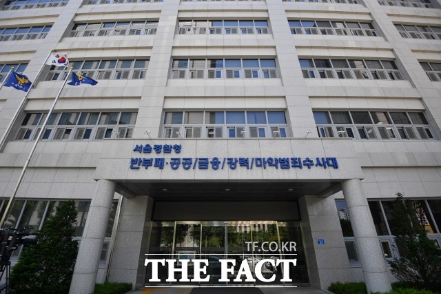 가짜 수산업자 김모(43) 씨에게 금품을 받은 혐의를 받는 현직 검사가 8일 재차 경찰에 출석했다. /남윤호 기자