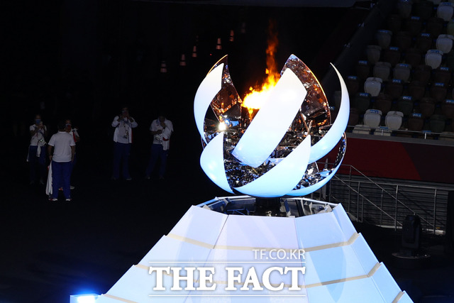 8일 오후 일본 도쿄 올림픽스타디움에서 열린 2020 도쿄 올림픽 폐회식에서 성화가 소화되고 있다./도쿄=뉴시스