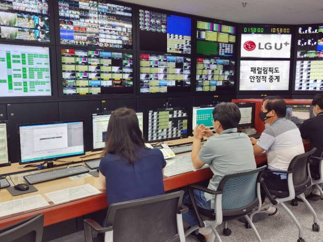 LG유플러스가 오는 24일부터 열릴 패럴림픽에도 국내 지상파방송사의 중계방송을 지원한다. 사진은 안양방송센터에서 올림픽 기간 중 LG유플러스의 직원들이 방송중계서비스를 지원하고 있는 모습. /LG유플러스 제공