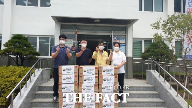 울진군 매화면(면장 남기동)은 9일 지역 내 폭염 및 코로나19로 어려움이 있는 소외계층에게 써달라며 울진 풍력(주)(대표 변상현)로부터 100만 원 상당의 즉석 삼계탕 180마리를 기탁받았다. /울진군제공