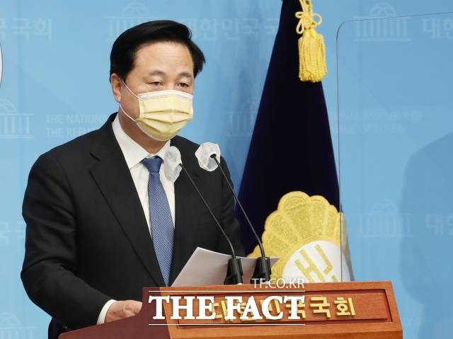 더불어민주당 대권주자인 김두관 의원이 9일 부산시의회에서 기자회견을 열고 부·울·경 메가시티를 동아시아 6대 거점도시로 만들겠다고 밝혔다. /더팩트DB