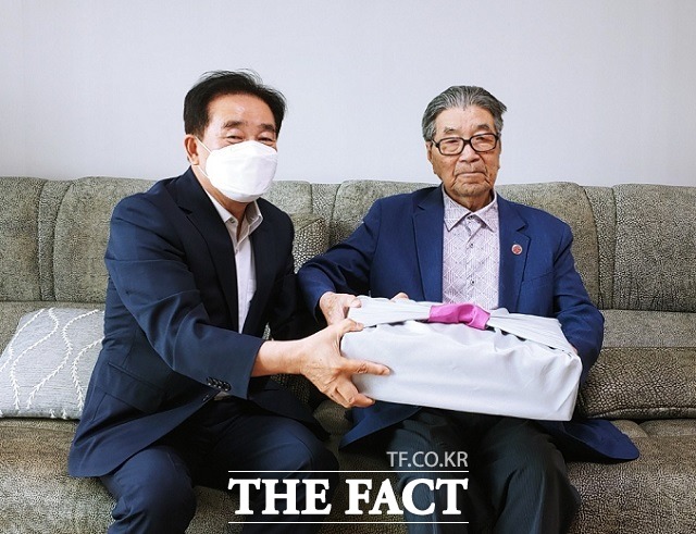 송기섭(왼쪽) 진천군수가 9일 도내 유일의 생존 애국지사인 오상근 옹 자택을 방문해 위문품을 전달하고 있다. / 진천군 제공