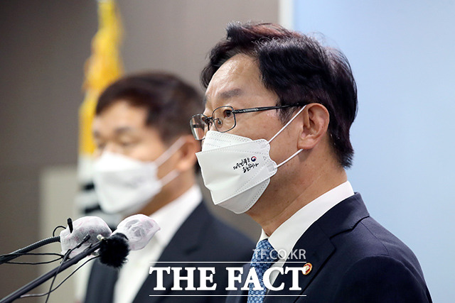 박범계 법무부 장관이 9일 오후 경기도 과천시 관문로 정부과천청사 법무부 브리핑룸에서 광복절 가석방 관련 가석방심사위원회 결과 발표를 하고 있다. /과천=이선화 기자