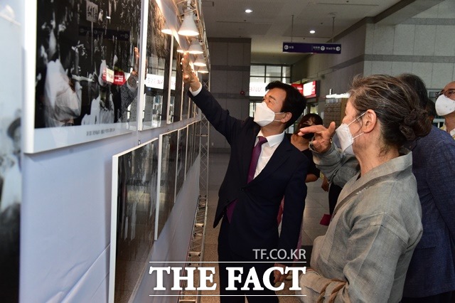 조규일 진주시장이 시청 1층 로비 및 2층 갤러리 진심 1949에서 열리는 ‘개천예술제 70주년 특별 기념전’을 둘러 보고 있다/진주시 제공