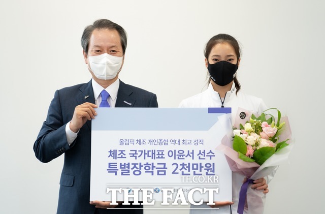 신한라이프는 서울 중구 신한라이프빛나는재단 사무실에서 2020 도쿄올림픽 기계체조 국가대표인 이윤서 선수에게 특별장학금을 전달했다고 9일 밝혔다. 사진은 성대규 신한라이프빛나는재단 이사장과 이윤서 선수(왼쪽부터). /신한라이프 제공