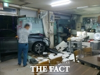  음주운전 벤츠, 중앙분리대 충돌 후 식당 돌진