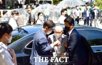  '우산 경호' 받는 전두환 [포토]