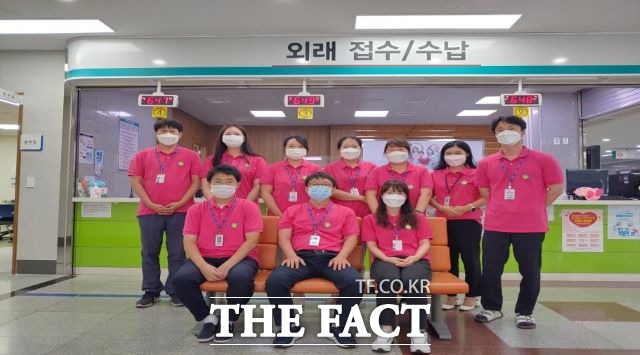울진군 의료원(원장 심재욱)의 얼굴인 원무팀 직원들이 화사하고 밝은 유니폼 착용으로 새롭게 변화된 모습을 선보였다./울진군제공
