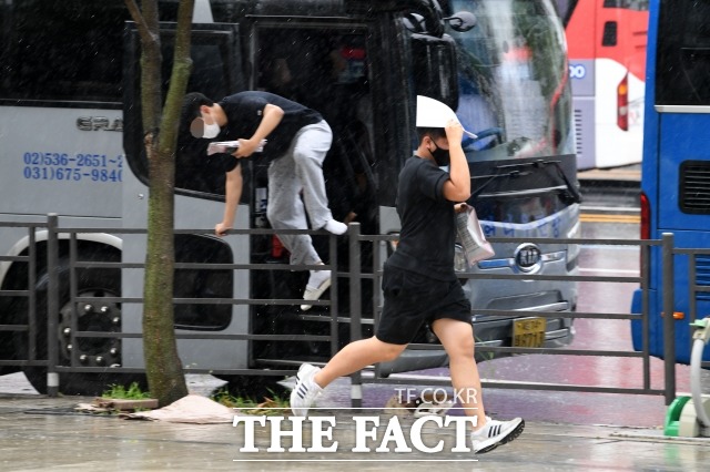 서울 전역에 폭염경보가 발효 중인 가운데 지난달 19일 오후 서울 서초구 양재역 인근에서 학생들이 비를 피해 걸을 재촉하고 있다. / 남윤호 기자