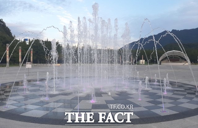 정읍시 관계자는 “코로나19 확산으로 인해 많은 실내시설이 폐쇄돼 아쉬워하는 시민들의 마음을 느꼈다”며 “시원한 바닥분수를 보며 아쉬움을 달래고 무더위를 날릴 휴식처가 되길 바란다”고 전했다. / 정읍시 제공