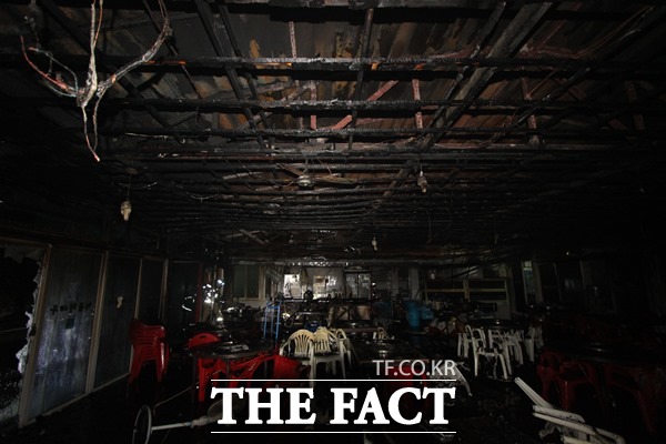 10일 오전 0시 7분께 대구시 달서구 상인동 한 식당에서 불이 나 옆 건물 주민 6명이 대피하는 소동이 발생했다. 불은 1시간 여만에 진화됐다./대구 달서소방서 제공