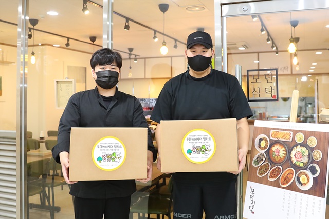 KB국민은행과 함께 여의도 인근 음식점 대표들이 아동 가정에게 전달할 영양식을 준비하고 있다. /KB국민은행 제공