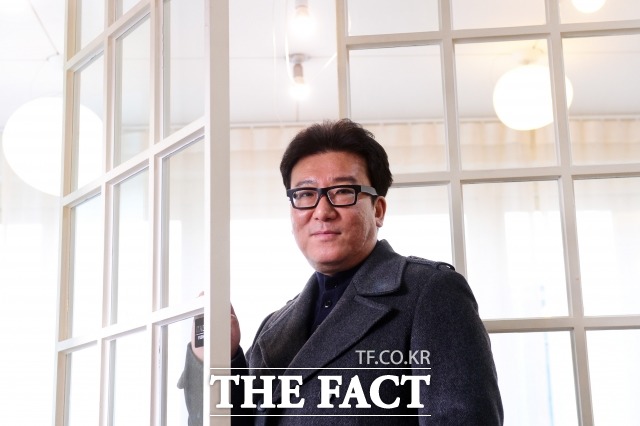 CJ ENM은 윤제균(사진) 감독이 연출을 맡고 할리우드 영화 제작자 린다 옵스트가 프로듀서로 참여하는 영화 K팝: 로스트 인 아메리카(가제) 프로젝트를 시작한다고 10일 밝혔다.