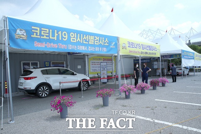 고양시의 세미 드라이브 스루 임시선별검사소가 검사자와 의료진의 더위와 감염 걱정 줄여 주고 있어 큰 호응을 받고 있다./고양시 제공