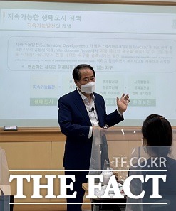 지난 9일 광주교육대학교에서 ‘담양군의 지속가능한 생태도시 정책과 농업유산, 대나무밭’을 주제로 특별강연을 펼친 최형식 담양군수/ 담양군 제공