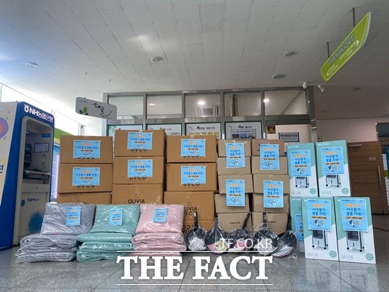 오산시 중앙동은 지난 9일 ‘아름다운 사람들’이라는 익명의 후원자로부터 여름 이불 71채, 냉풍기 7대, 궁중팬 101개 등 총 300만원 상당의 여름나기 물품을 택배를 통해 전달받았다./오산시 제공