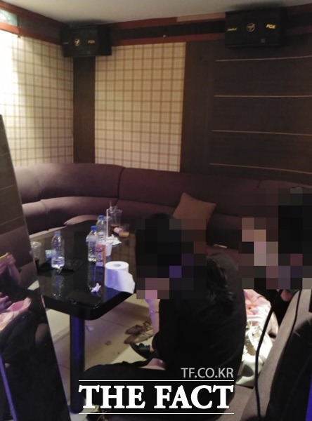 지난 6일 달서구 송현동 소재 유흥주점에서 문닫고 몰래 영업한 룸내부에 숨어있던 유흥접객원/대구 달서경찰서 제공