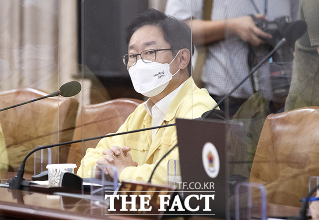 박범계 법무부 장관이 국무회의에 참석해 홍 부총리를 바라보고 있다.