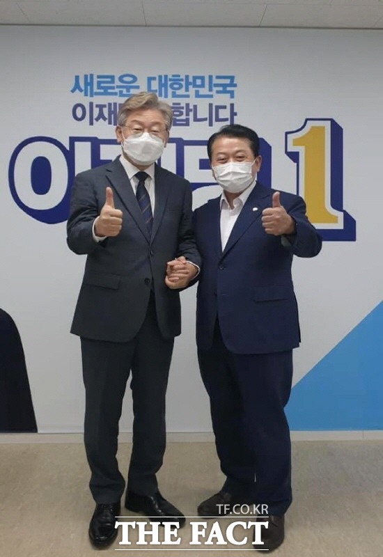 최근 선두를 유지하고 있는 이 지사 캠프에 현역 의원들이 연이어 합류하고 있다. 김병주 민주당 의원 캠프 합류 소식을 전한 이 지사. /이재명 지사 페이스북 갈무리