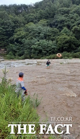 10일 오후 2시 49분께 김천시 증산면 유성리 인근 하천에서 야영하던 30대 남성 2명, 20대 남성 1명이 고립되어 소방대원이 구조활동을 펼치고 있다./김천소방서 제공