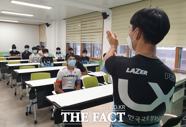 LX공사가 지난 10일 강원도 양양고등학교에서 양양고등학교 사이클부 학생들을 대상으로 LX사이클 선수단과 함께하는 ‘2021년 제1회 사이클 유망주 교실’을 개최했다. /LX공사 제공