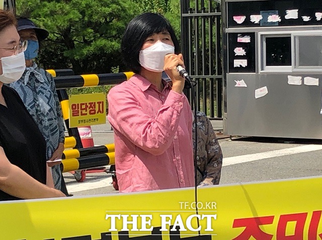 11일 정부세종청사 앞에서 열린 북이면 소각장 관련 기자회견에서 유민채 추학1리 이장이 규탄발언을 하고 있다. / 세종=전유진 기자