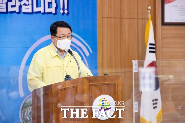 정 시장은 11일 최근 지역 내 코로나19확진이 타지역 방문으로 인한 전파가 가장 큰 원인이라며 델타변이 등으로 인한 급속한 확산세 속에 익산을 지키기 위해서 타지역 방문 자제, 타지역민 만남 자제를 원칙으로 전 시민이 잠시 지역 내에서 머물러 달라고 당부했다. /익산시 제공